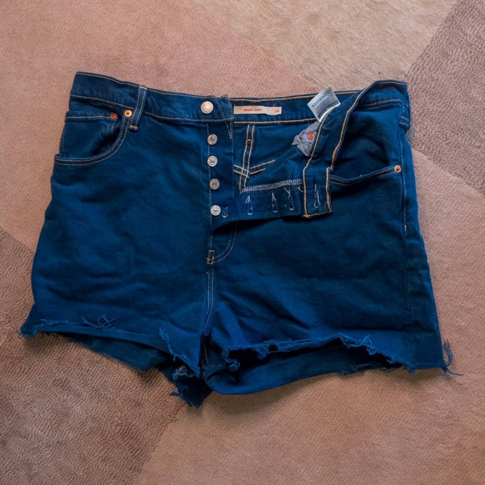 Levi's Ribcage shorts in Classic indigo wash Sz 34